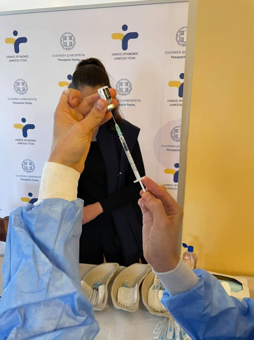 Κορωνοϊός: Η 95χρονη κ. Δέσποινα η πρώτη που εμβολιάστηκε σε οίκο ευγηρίας 