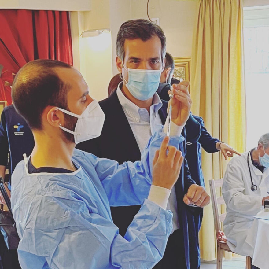 Κορωνοϊός: Η 95χρονη κ. Δέσποινα η πρώτη που εμβολιάστηκε σε οίκο ευγηρίας 