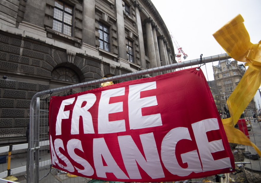 Ο Τζούλιαν Ασάνζ δεν μπορεί να εκδοθεί στις ΗΠΑ, αποφάσισαν Βρετανοί δικαστές