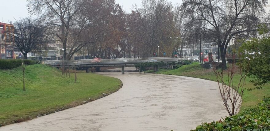 Κακοκαιρία: Προβλήματα σε Ήπειρο και Θεσσαλία – Ανέβηκε η στάθμη του νερού στον Ληθαίο