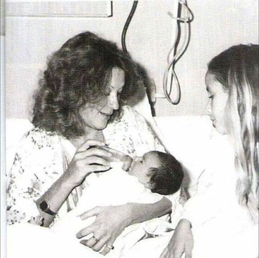 Ζωή Λάσκαρη: Στο φως σπάνια φωτογραφία στο μαιευτήριο να ταΐζει τη νεογέννητη κόρη της 