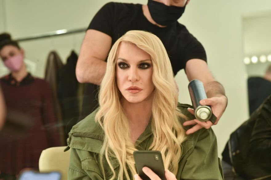 Τάκης Ζαχαράτος: Καρέ - καρέ η μεταμόρφωσή του σε Άννα Βίσση 