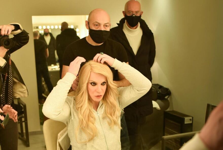 Τάκης Ζαχαράτος: Καρέ - καρέ η μεταμόρφωσή του σε Άννα Βίσση 