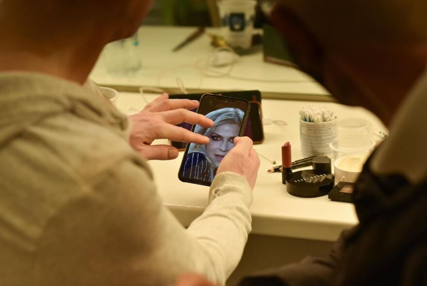 Τάκης Ζαχαράτος: Καρέ - καρέ η μεταμόρφωσή του σε Άννα Βίσση 