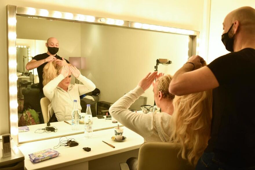 Τάκης Ζαχαράτος: Καρέ - καρέ η μεταμόρφωσή του σε Άννα Βίσση 