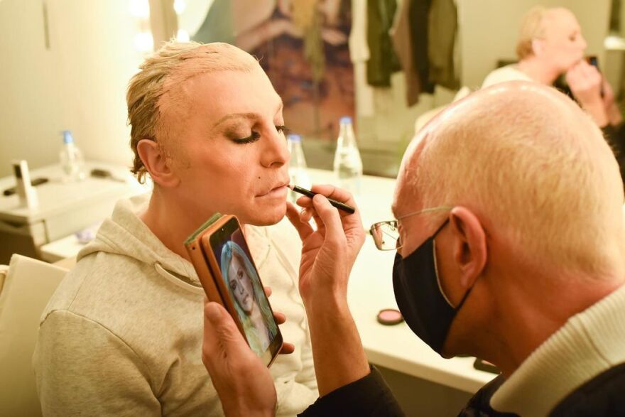 Τάκης Ζαχαράτος: Καρέ - καρέ η μεταμόρφωσή του σε Άννα Βίσση 