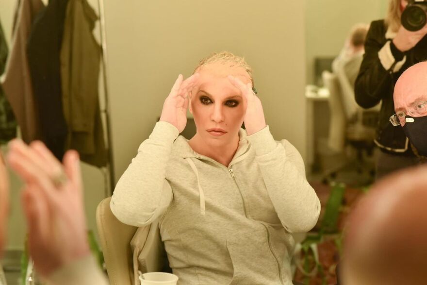 Τάκης Ζαχαράτος: Καρέ - καρέ η μεταμόρφωσή του σε Άννα Βίσση 