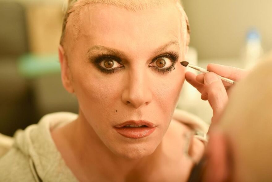 Τάκης Ζαχαράτος: Καρέ - καρέ η μεταμόρφωσή του σε Άννα Βίσση 