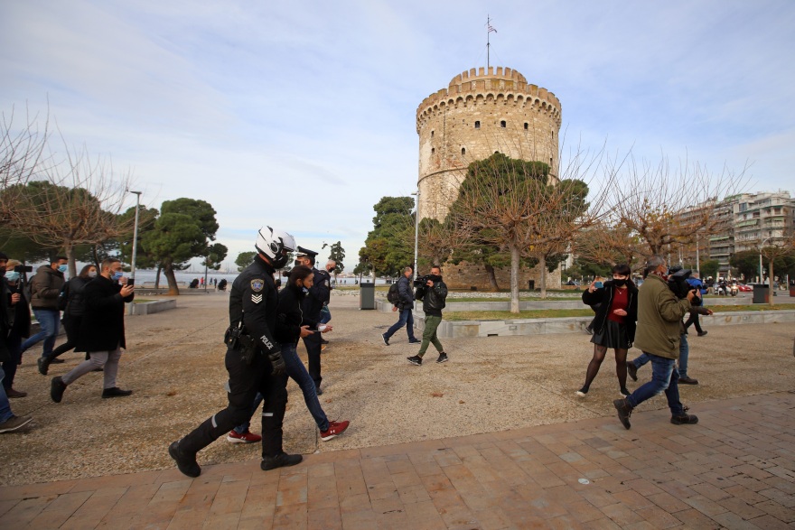 Θεσσαλονίκη: Μία σύλληψη και δέκα πρόστιμα για τη ρίψη του Σταυρού στον Θερμαϊκό