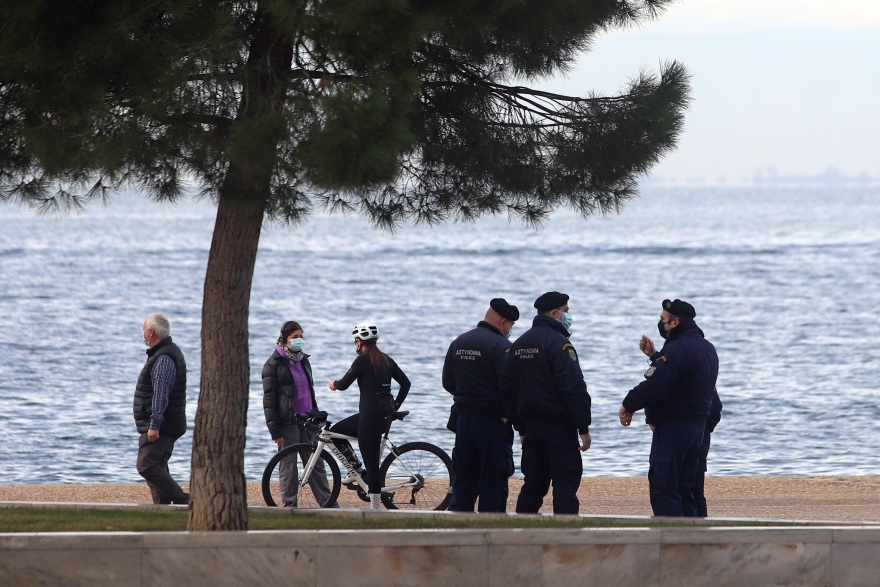 Θεσσαλονίκη: Μία σύλληψη και δέκα πρόστιμα για τη ρίψη του Σταυρού στον Θερμαϊκό