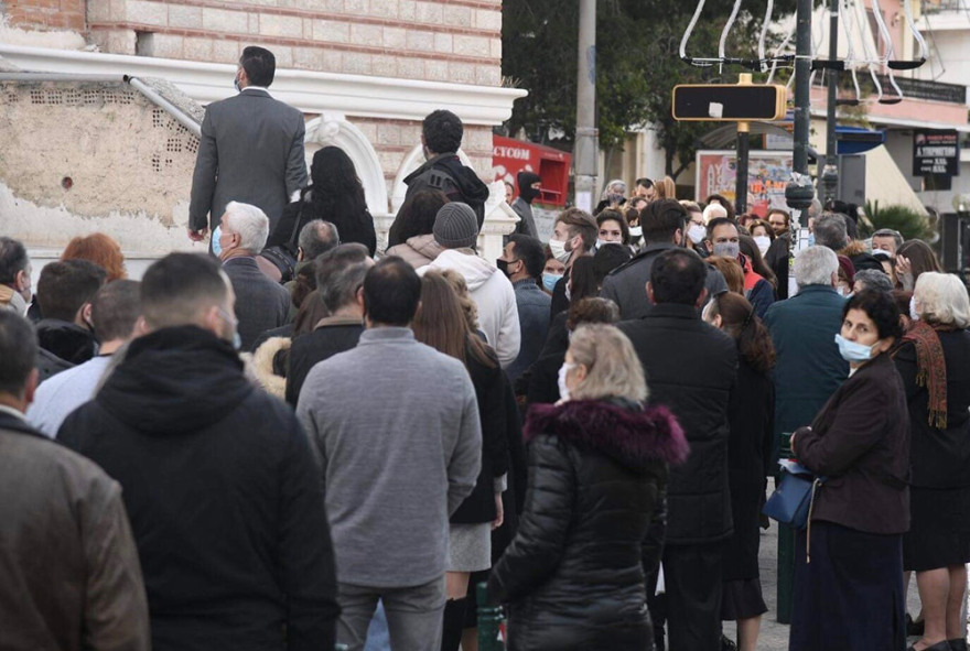 Θεοφάνια: Κοινώνησαν οι πιστοί - Με αποστάσεις μέσα στις εκκλησίες, συνωστισμός για τον Αγιασμό απ' έξω (φωτό)