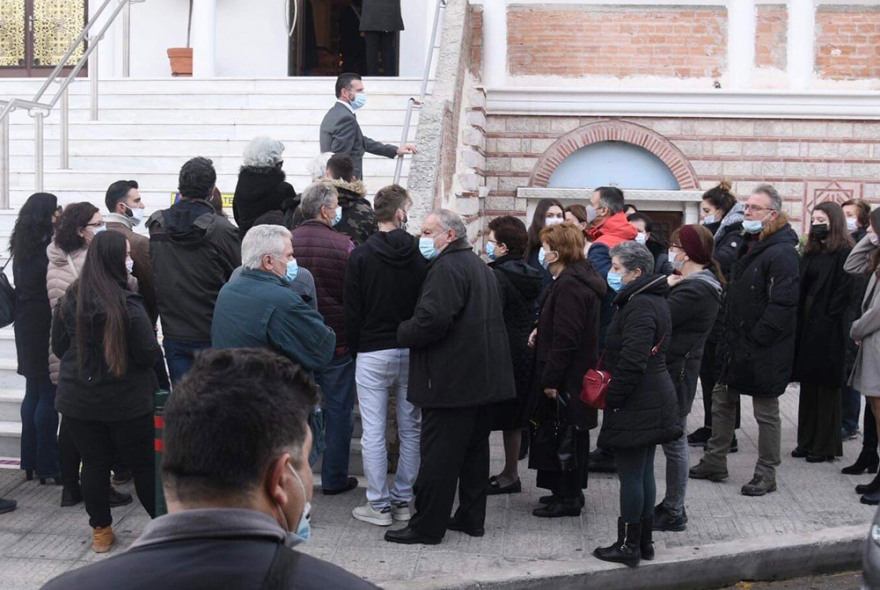 Θεοφάνια: Κοινώνησαν οι πιστοί - Με αποστάσεις μέσα στις εκκλησίες, συνωστισμός για τον Αγιασμό απ' έξω (φωτό)