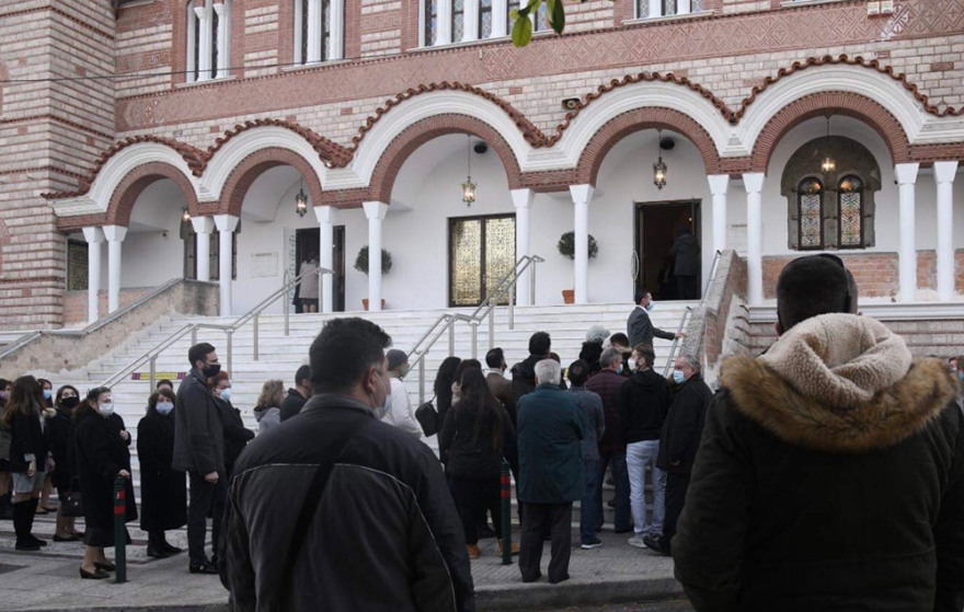 Θεοφάνια: Κοινώνησαν οι πιστοί - Με αποστάσεις μέσα στις εκκλησίες, συνωστισμός για τον Αγιασμό απ' έξω (φωτό)