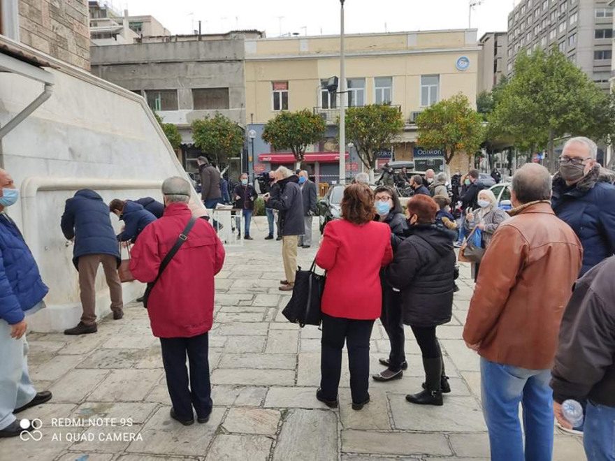 Θεοφάνια: Κοινώνησαν οι πιστοί - Με αποστάσεις μέσα στις εκκλησίες, συνωστισμός για τον Αγιασμό απ' έξω (φωτό)