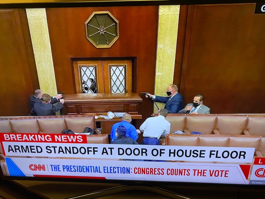 Χάος στο Καπιτώλιο: Με τα όπλα στα χέρια αστυνομικοί προστατεύουν γερουσιαστές από τους εισβολείς