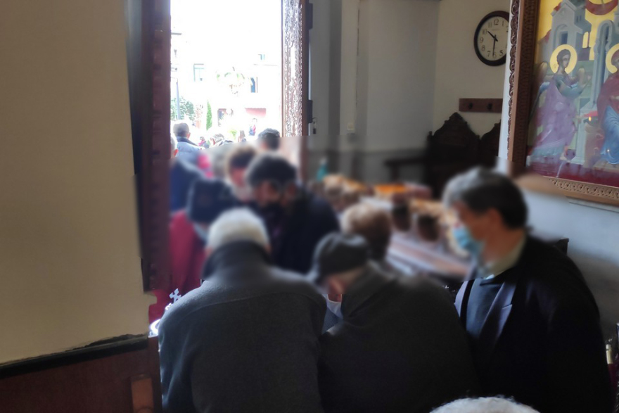 Θεοφάνια: Πήγαν... «περίπατο» οι αποστάσεις στη Μητρόπολη Χανίων - Δείτε εικόνες συνωστισμού