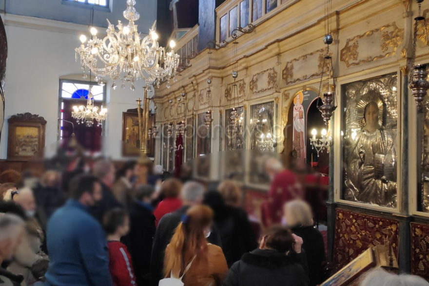 Θεοφάνια: Πήγαν... «περίπατο» οι αποστάσεις στη Μητρόπολη Χανίων - Δείτε εικόνες συνωστισμού