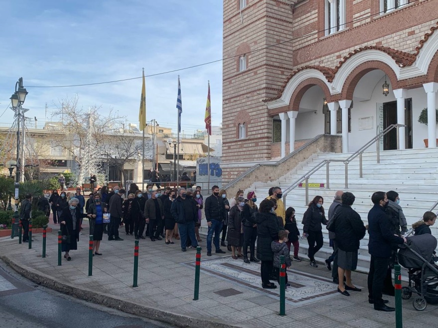 Θεοφάνια: Κοινώνησαν οι πιστοί - Με αποστάσεις μέσα στις εκκλησίες, συνωστισμός για τον Αγιασμό απ' έξω (φωτό)