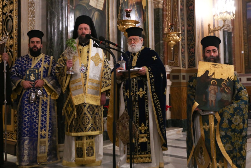 Θεοφάνια: Κοινώνησαν οι πιστοί - Με αποστάσεις μέσα στις εκκλησίες, συνωστισμός για τον Αγιασμό απ' έξω (φωτό)