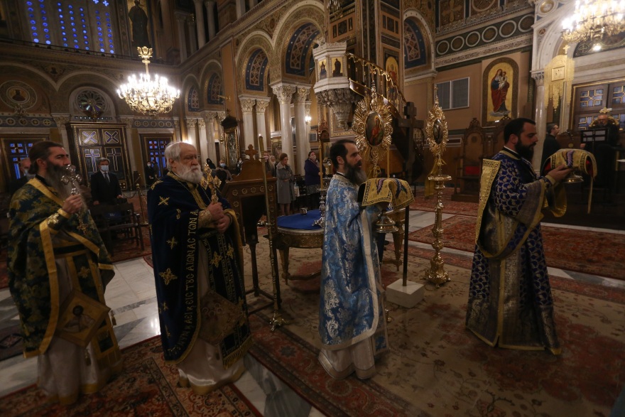 Θεοφάνια: Κοινώνησαν οι πιστοί - Με αποστάσεις μέσα στις εκκλησίες, συνωστισμός για τον Αγιασμό απ' έξω (φωτό)