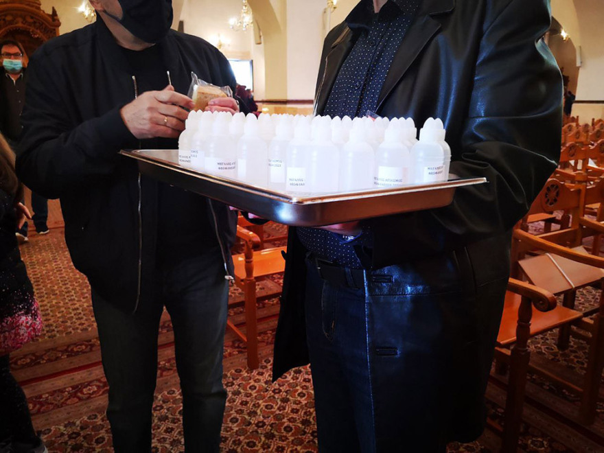 Θεοφάνια: Κοινώνησαν οι πιστοί - Με αποστάσεις μέσα στις εκκλησίες, συνωστισμός για τον Αγιασμό απ' έξω (φωτό)