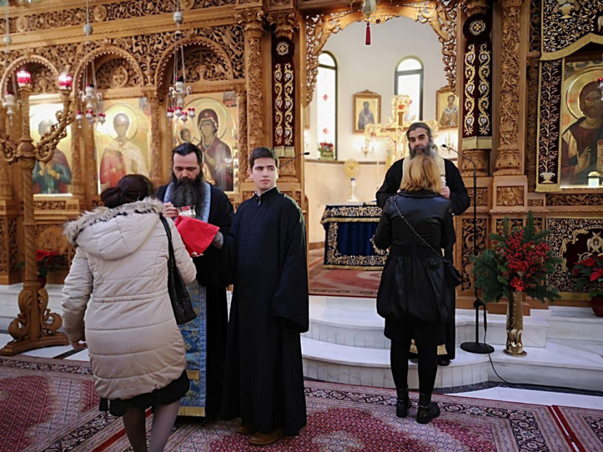 Θεοφάνια: Κοινώνησαν οι πιστοί - Με αποστάσεις μέσα στις εκκλησίες, συνωστισμός για τον Αγιασμό απ' έξω (φωτό)