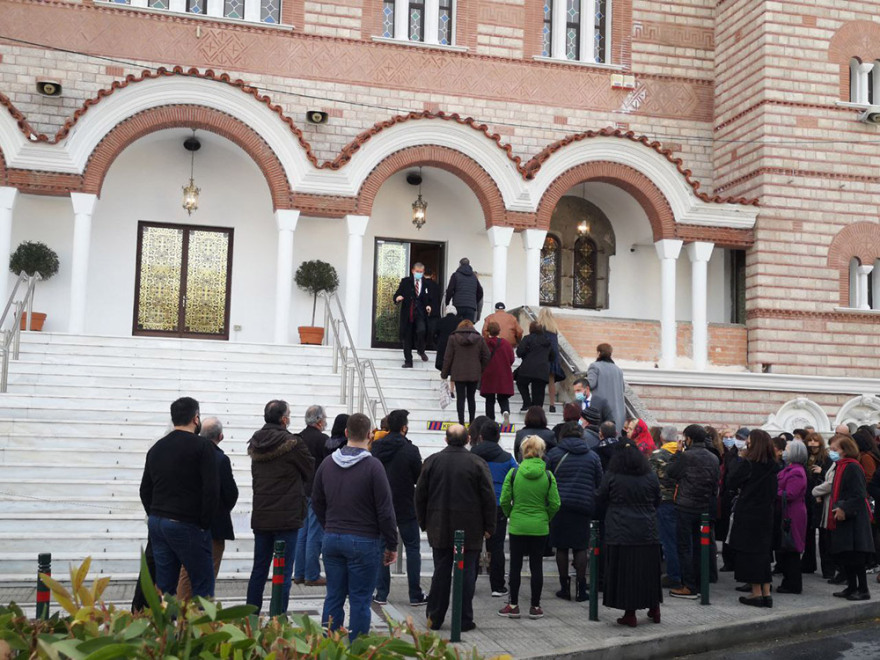 Θεοφάνια: Κοινώνησαν οι πιστοί - Με αποστάσεις μέσα στις εκκλησίες, συνωστισμός για τον Αγιασμό απ' έξω (φωτό)