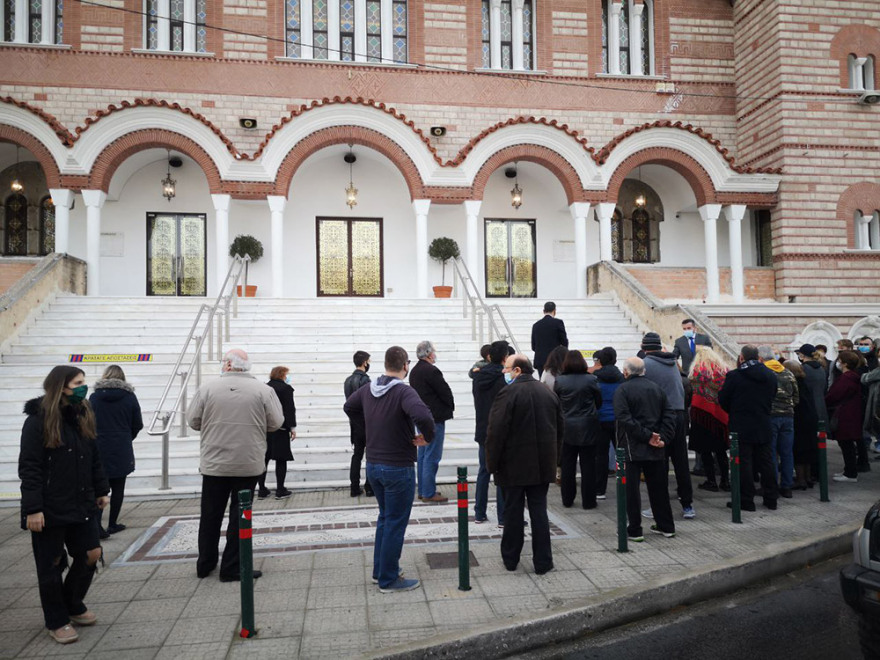Θεοφάνια: Κοινώνησαν οι πιστοί - Με αποστάσεις μέσα στις εκκλησίες, συνωστισμός για τον Αγιασμό απ' έξω (φωτό)