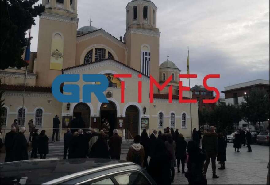 Θεοφάνεια - Θεσσαλονίκη: Ουρές στον Άγιο Δημήτριο - Κοσμοσυρροή στη Μητρόπολη Καλαμαριάς
