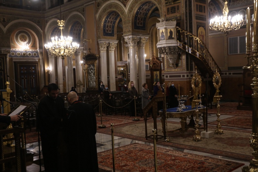 Θεοφάνια: Κοινώνησαν οι πιστοί - Με αποστάσεις μέσα στις εκκλησίες, συνωστισμός για τον Αγιασμό απ' έξω (φωτό)