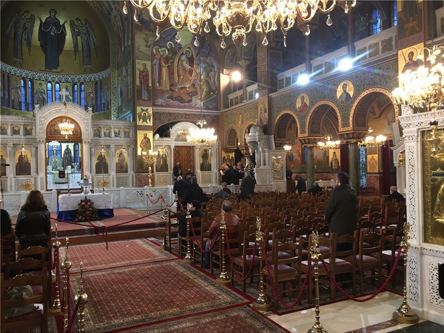 Θεοφάνια: Κοινώνησαν οι πιστοί - Με αποστάσεις μέσα στις εκκλησίες, συνωστισμός για τον Αγιασμό απ' έξω (φωτό)