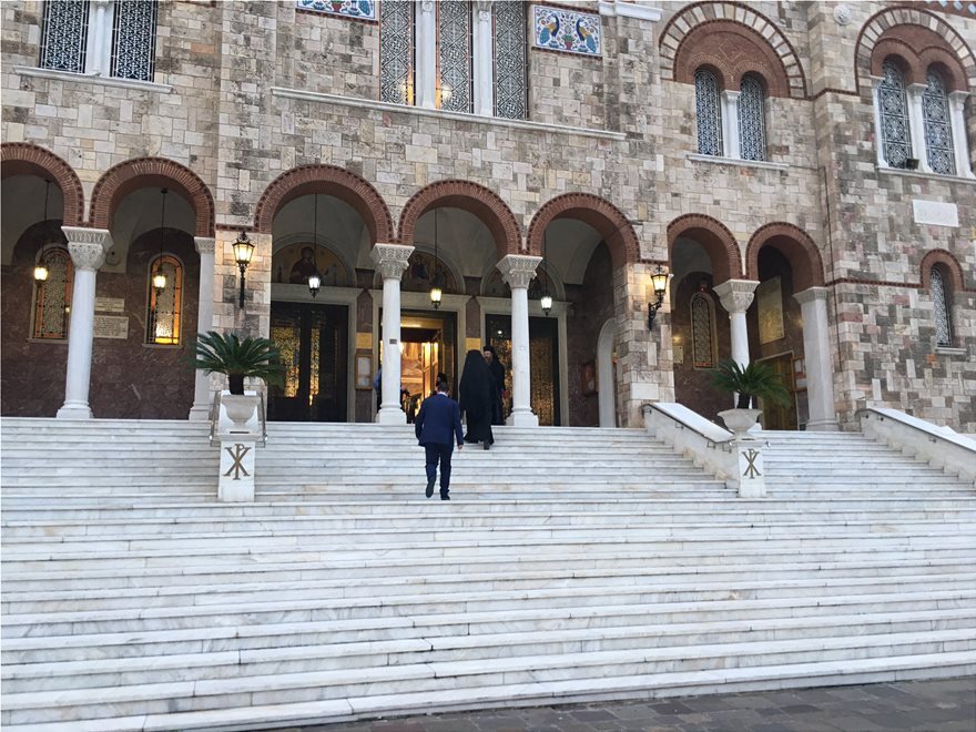 Θεοφάνια: Κοινώνησαν οι πιστοί - Με αποστάσεις μέσα στις εκκλησίες, συνωστισμός για τον Αγιασμό απ' έξω (φωτό)