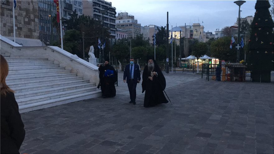 Θεοφάνια: Κοινώνησαν οι πιστοί - Με αποστάσεις μέσα στις εκκλησίες, συνωστισμός για τον Αγιασμό απ' έξω (φωτό)