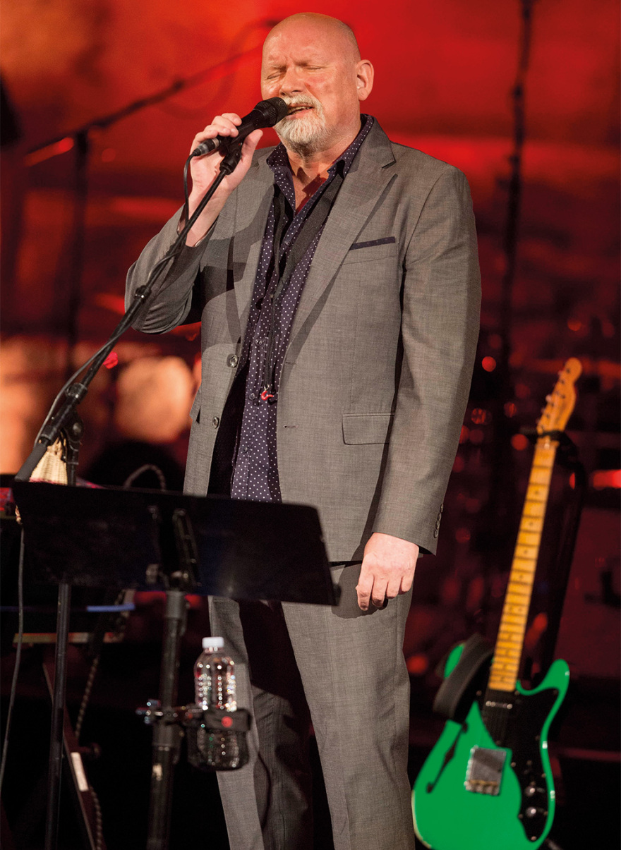 Μπρένταν Πέρι: Από τους Dead Can Dance στα ρεμπέτικα