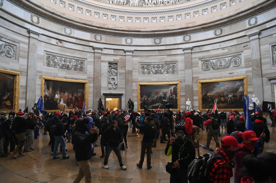 Οι ΗΠΑ βυθίζονται στο χάος: Δείτε βίντεο και φωτογραφίες από την εισβολή στο Καπιτώλιο