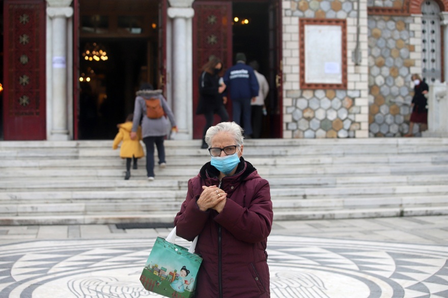 Θεοφάνια: Κοινώνησαν οι πιστοί - Με αποστάσεις μέσα στις εκκλησίες, συνωστισμός για τον Αγιασμό απ' έξω (φωτό)