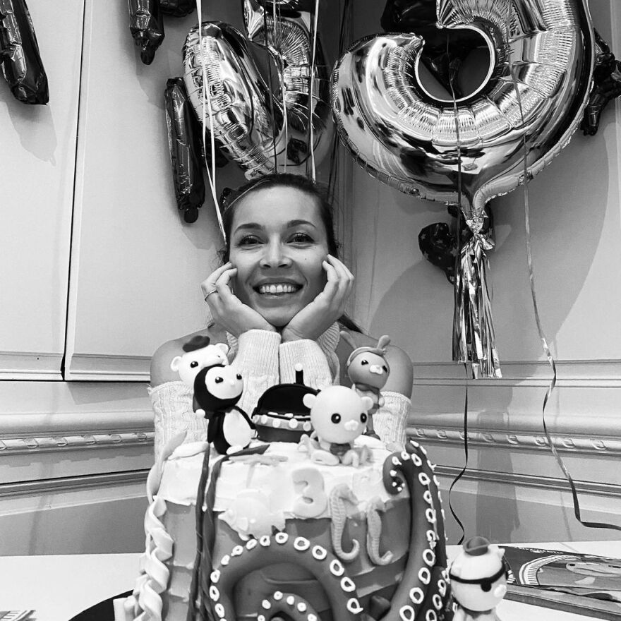 Μαριέττα Χρουσαλά: Ποζάρει με την εντυπωσιακή γενέθλια τούρτα του γιου της