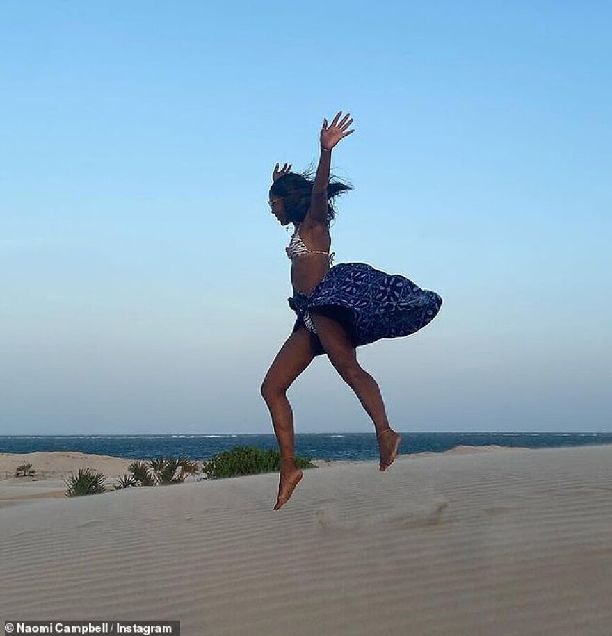 Ναόμι Κάμπελ: Ποζάρει με το μπικίνι της στη μαγευτική Κένυα 