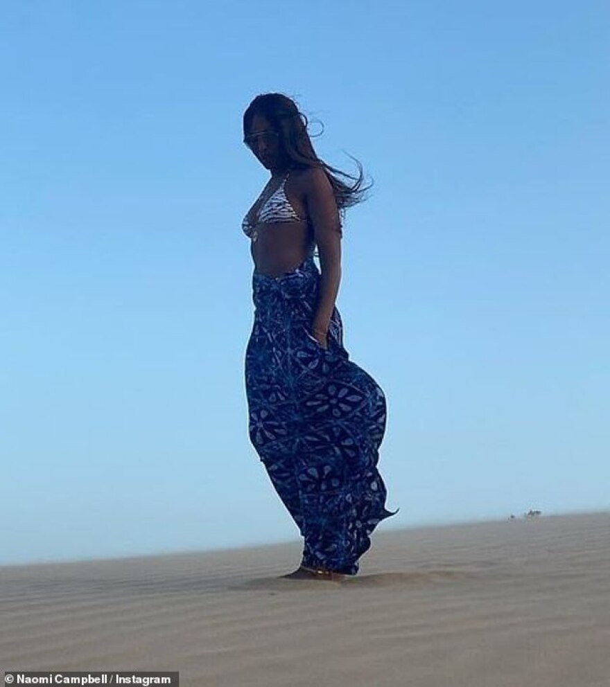 Ναόμι Κάμπελ: Ποζάρει με το μπικίνι της στη μαγευτική Κένυα 