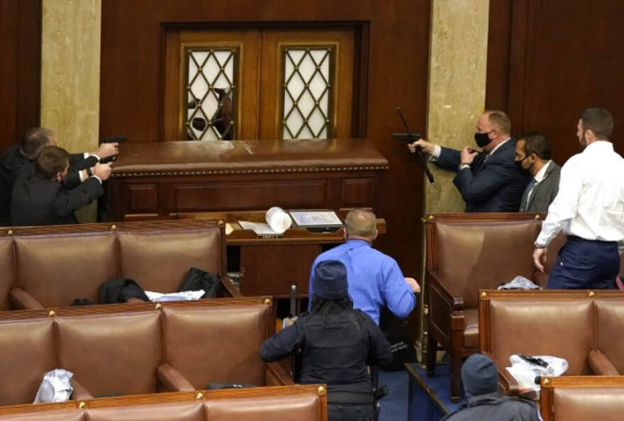 Εισβολή στο Καπιτώλιο: Τα 25 φωτογραφικά «κλικ» που θα μείνουν στην ιστορία