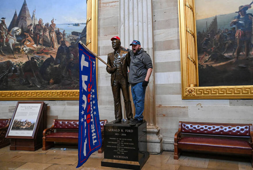 Εισβολή στο Καπιτώλιο: Τα 25 φωτογραφικά «κλικ» που θα μείνουν στην ιστορία