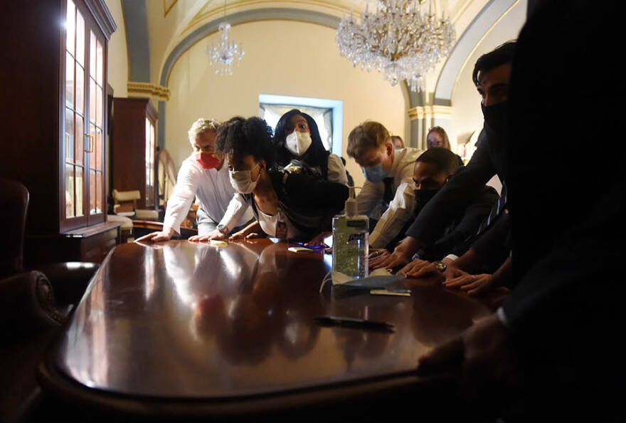 Εισβολή στο Καπιτώλιο: Τα 25 φωτογραφικά «κλικ» που θα μείνουν στην ιστορία