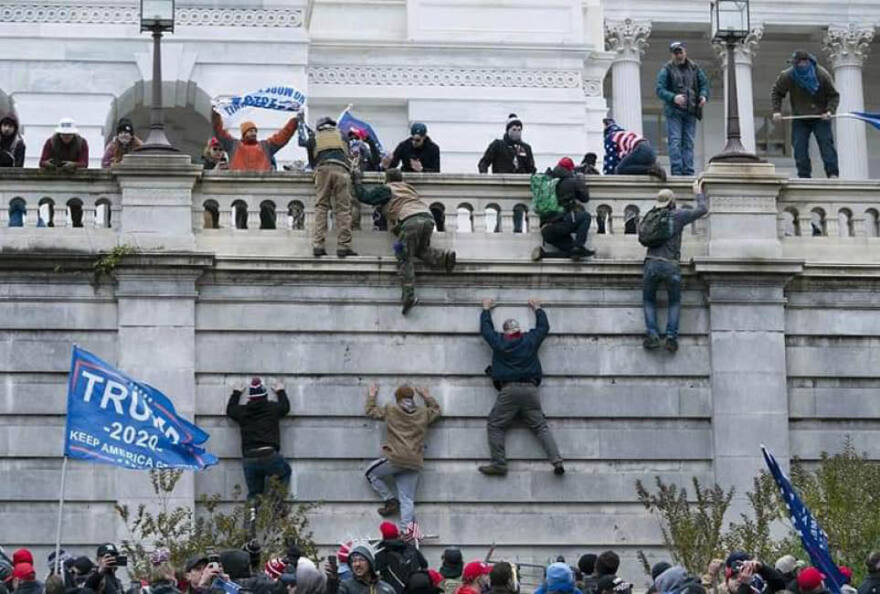 Εισβολή στο Καπιτώλιο: Τα 25 φωτογραφικά «κλικ» που θα μείνουν στην ιστορία