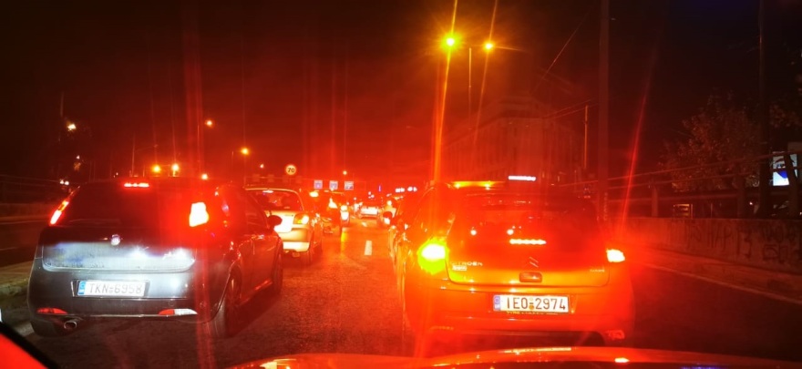 Απαγόρευση κυκλοφορίας: Σαρωτικοί έλεγχοι της ΕΛΑΣ - Μεγάλο μποτιλιάρισμα στην Κηφισίας (Δείτε βίντεο)