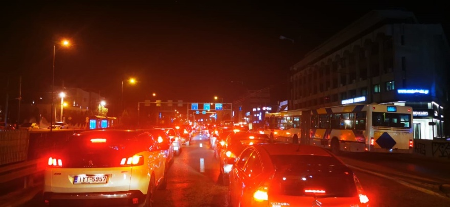 Απαγόρευση κυκλοφορίας: Σαρωτικοί έλεγχοι της ΕΛΑΣ - Μεγάλο μποτιλιάρισμα στην Κηφισίας (Δείτε βίντεο)