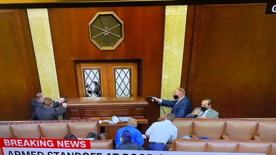 Εισβολή στο Καπιτώλιο: Ανοιχτό ενδεχόμενο άμεσης καθαίρεσης του Τραμπ