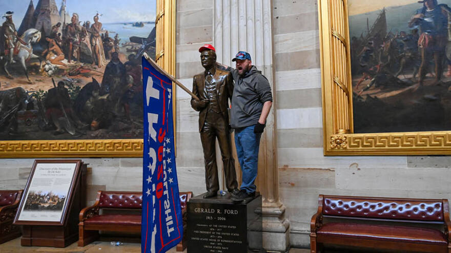 Χάος στις ΗΠΑ με την εισβολή στο Καπιτώλιο: Οι 4 ώρες που συγκλόνισαν τον κόσμο