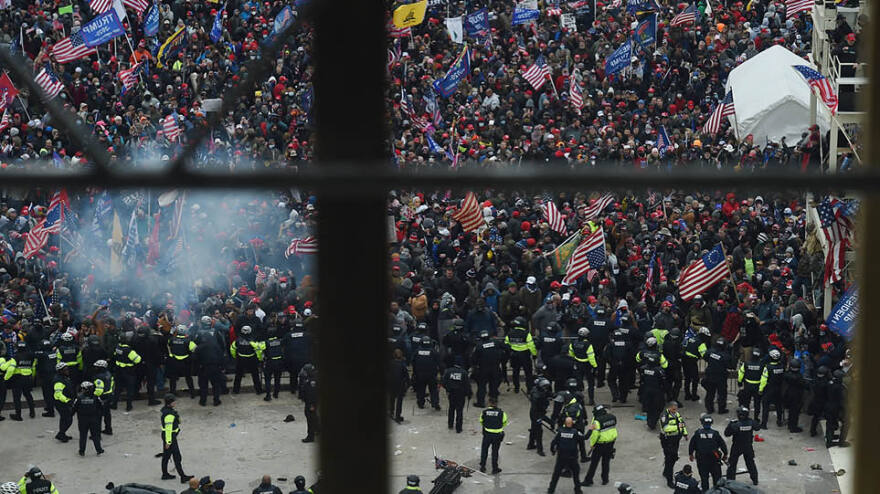 Χάος στις ΗΠΑ με την εισβολή στο Καπιτώλιο: Οι 4 ώρες που συγκλόνισαν τον κόσμο