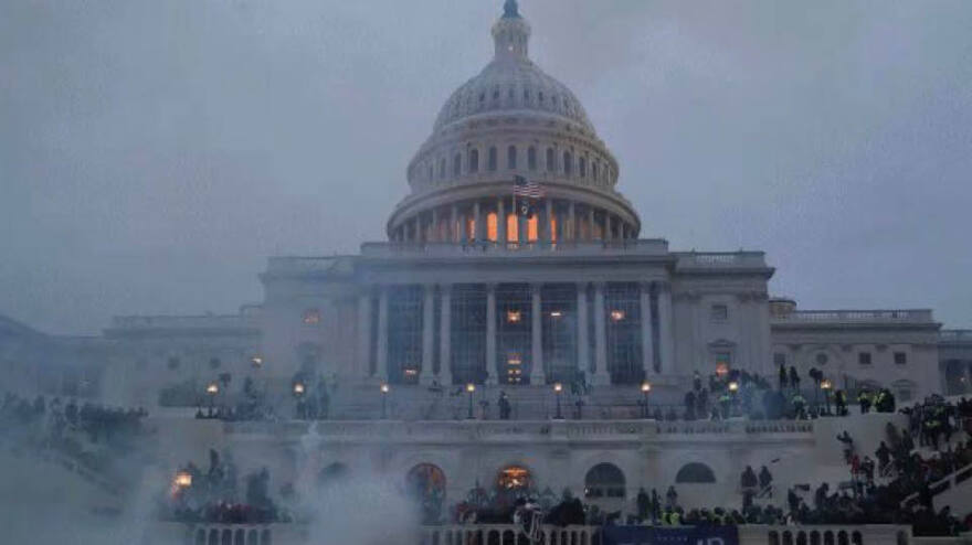 Χάος στις ΗΠΑ με την εισβολή στο Καπιτώλιο: Οι 4 ώρες που συγκλόνισαν τον κόσμο