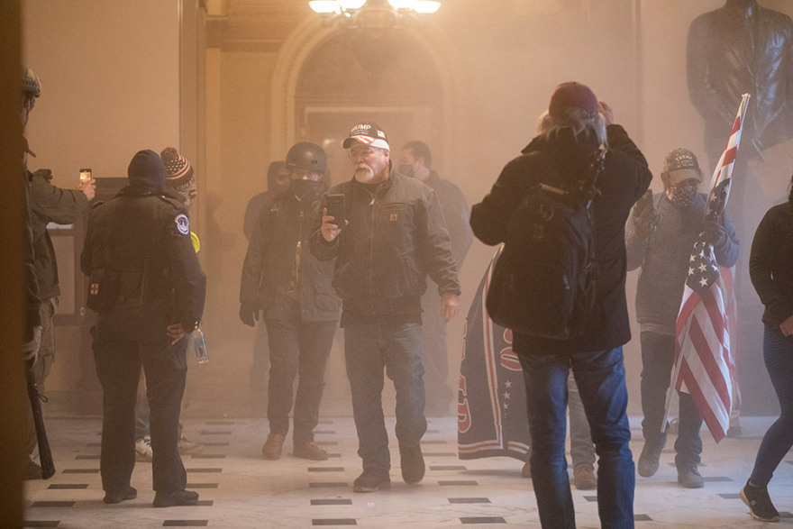 Εισβολή στο Καπιτώλιο: Συγκλονίζουν οι εικόνες βανδαλισμού